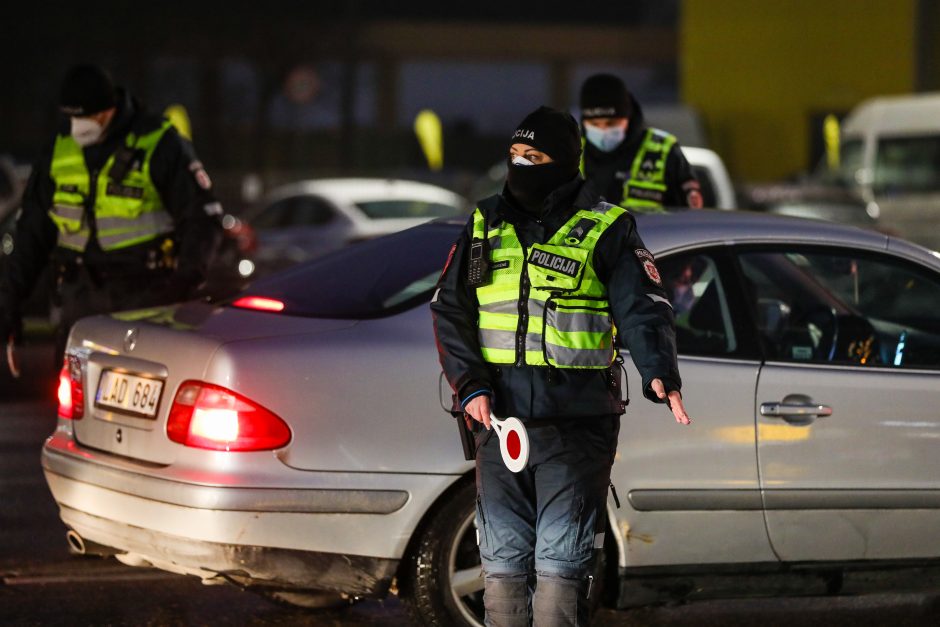 Policija pradėjo masinę judėjimo kontrolę: dauguma žmonių pasiruošę dokumentus