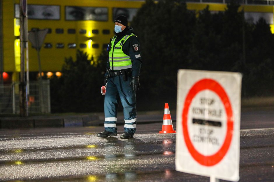 Policija pradėjo masinę judėjimo kontrolę: dauguma žmonių pasiruošę dokumentus