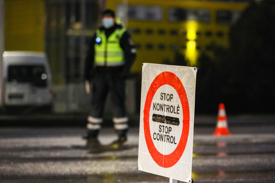 Policija pradėjo masinę judėjimo kontrolę: dauguma žmonių pasiruošę dokumentus