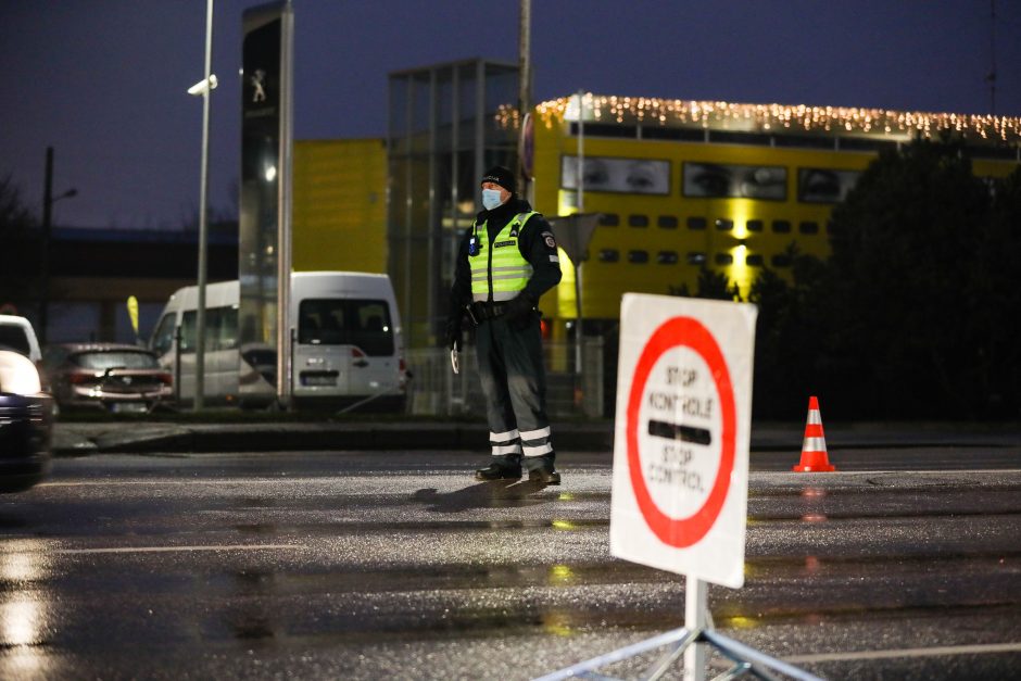 Policija pradėjo masinę judėjimo kontrolę: dauguma žmonių pasiruošę dokumentus