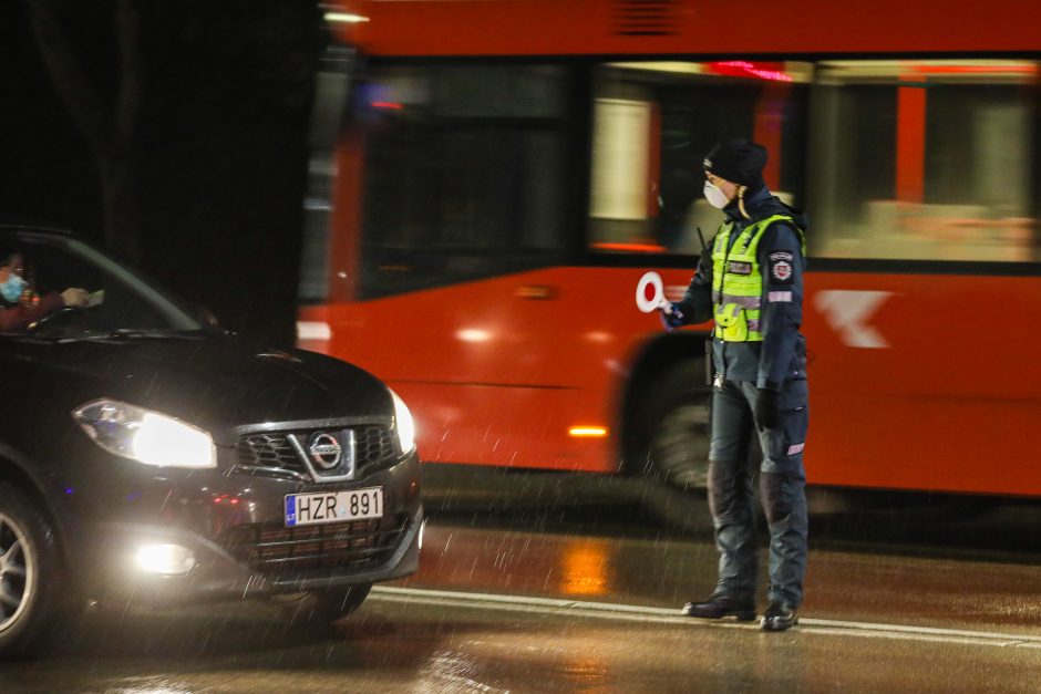 Policija pradėjo masinę judėjimo kontrolę: dauguma žmonių pasiruošę dokumentus