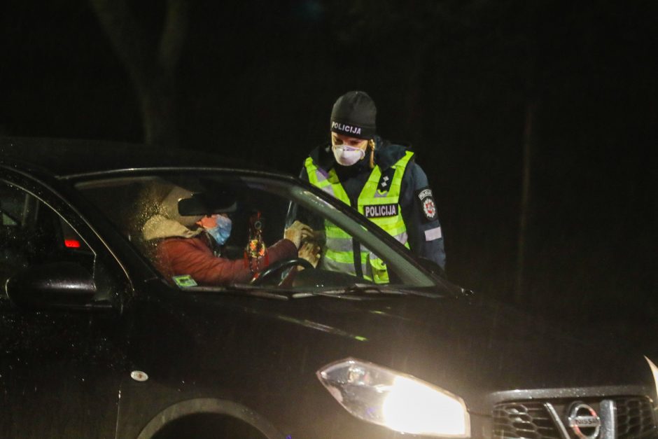 Policija pradėjo masinę judėjimo kontrolę: dauguma žmonių pasiruošę dokumentus