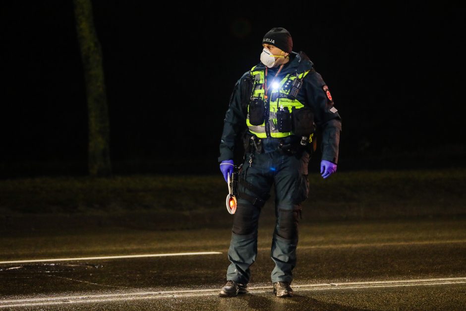 Policija pradėjo masinę judėjimo kontrolę: dauguma žmonių pasiruošę dokumentus