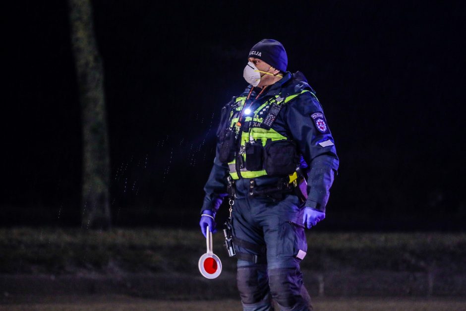 Policija pradėjo masinę judėjimo kontrolę: dauguma žmonių pasiruošę dokumentus