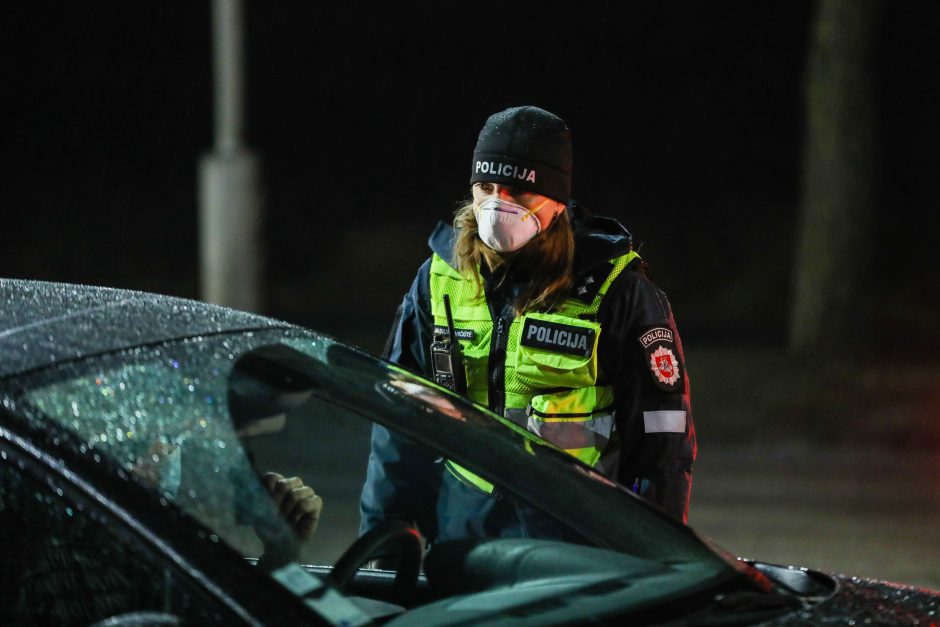 Policija pradėjo masinę judėjimo kontrolę: dauguma žmonių pasiruošę dokumentus