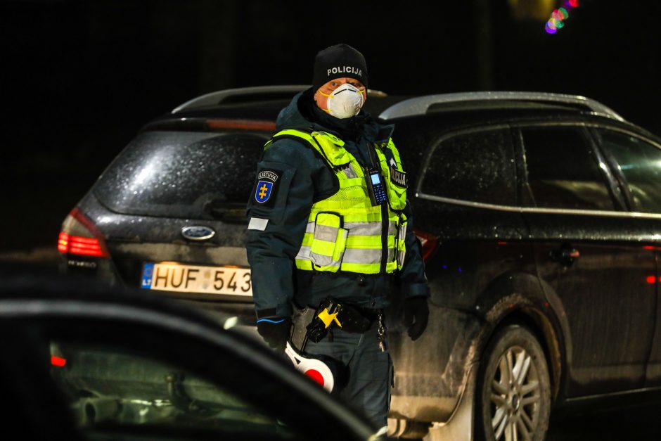 Policija pradėjo masinę judėjimo kontrolę: dauguma žmonių pasiruošę dokumentus