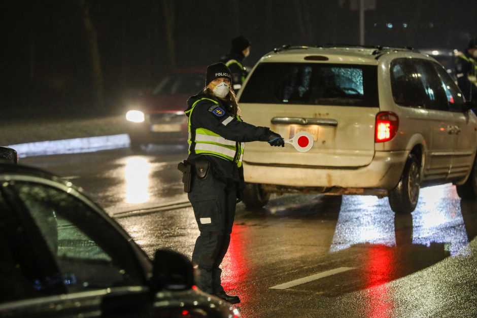 Policija pradėjo masinę judėjimo kontrolę: dauguma žmonių pasiruošę dokumentus