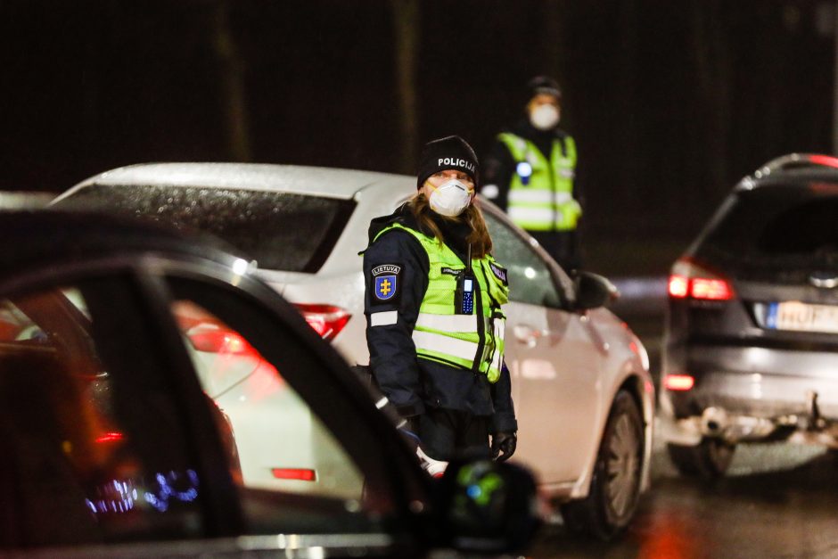 Policija pradėjo masinę judėjimo kontrolę: dauguma žmonių pasiruošę dokumentus