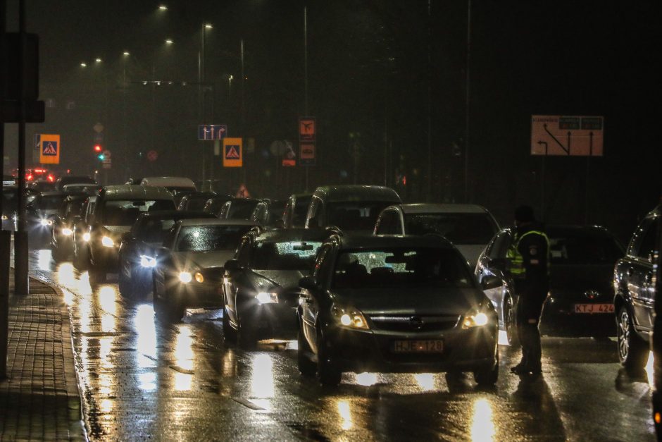 Policija pradėjo masinę judėjimo kontrolę: dauguma žmonių pasiruošę dokumentus