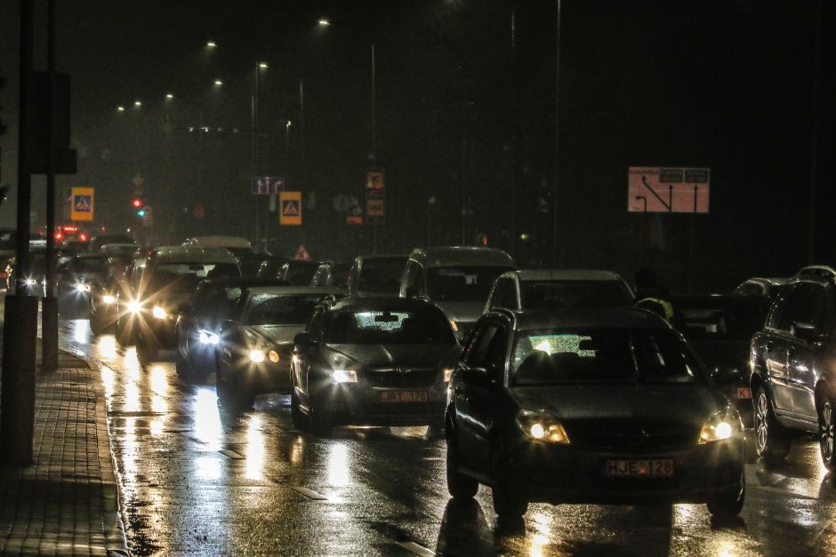 Policija pradėjo masinę judėjimo kontrolę: dauguma žmonių pasiruošę dokumentus