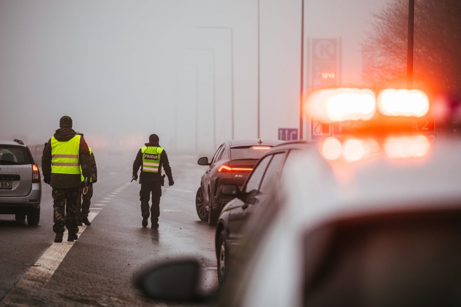 Policija pradėjo masinę judėjimo kontrolę: dauguma žmonių pasiruošę dokumentus