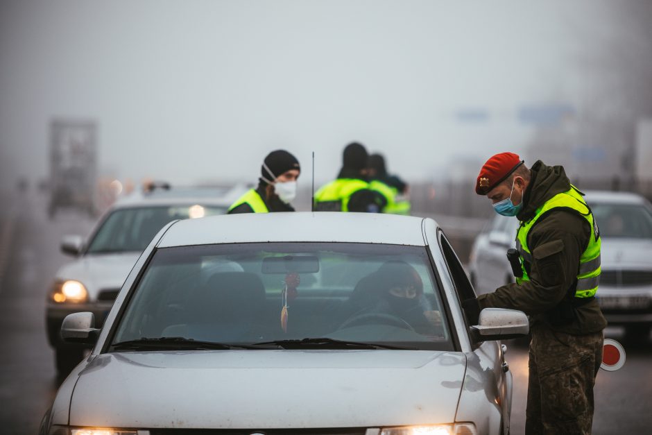 Policija pradėjo masinę judėjimo kontrolę: dauguma žmonių pasiruošę dokumentus