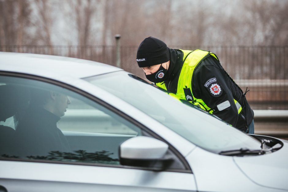 Policija pradėjo masinę judėjimo kontrolę: dauguma žmonių pasiruošę dokumentus