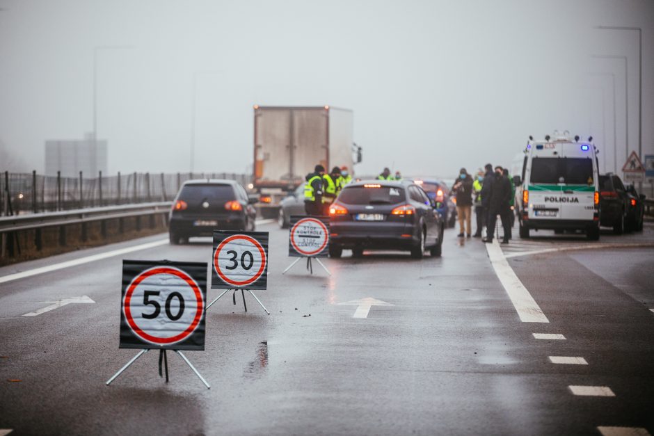 Policija pradėjo masinę judėjimo kontrolę: dauguma žmonių pasiruošę dokumentus