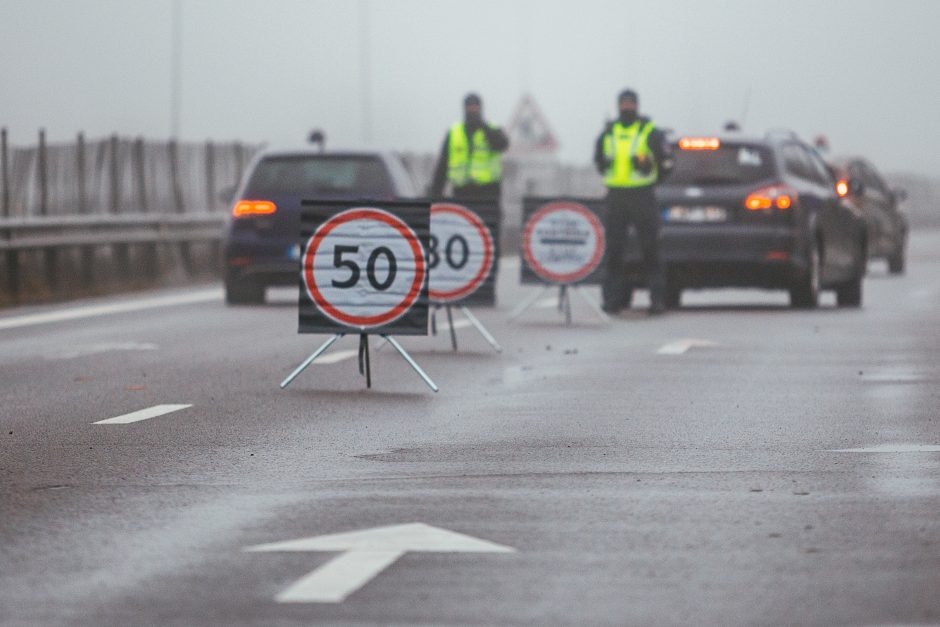 Policija pradėjo masinę judėjimo kontrolę: dauguma žmonių pasiruošę dokumentus