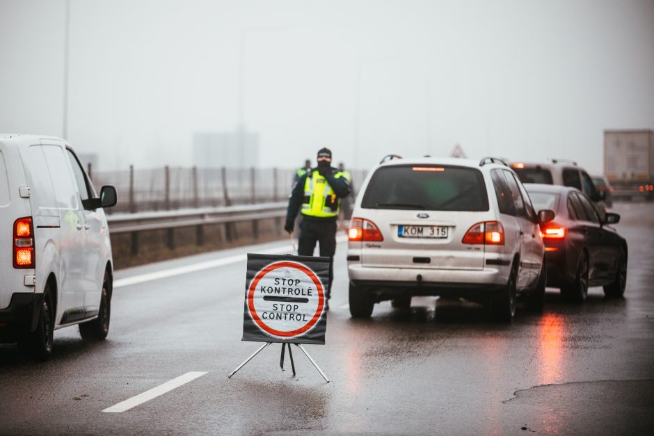 Policija pradėjo masinę judėjimo kontrolę: dauguma žmonių pasiruošę dokumentus