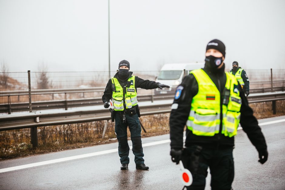 Policija pradėjo masinę judėjimo kontrolę: dauguma žmonių pasiruošę dokumentus