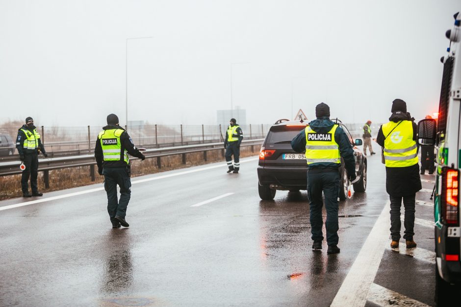 Policija pradėjo masinę judėjimo kontrolę: dauguma žmonių pasiruošę dokumentus