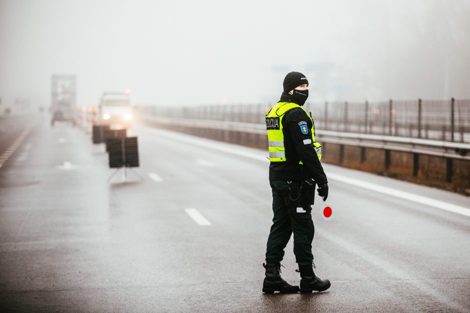 Policija pradėjo masinę judėjimo kontrolę: dauguma žmonių pasiruošę dokumentus