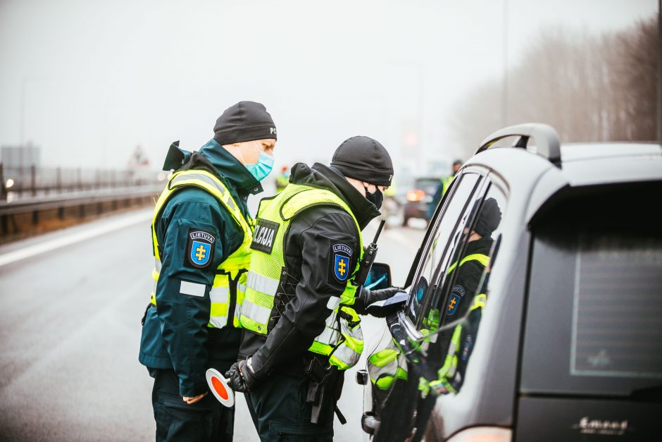 Policija pradėjo masinę judėjimo kontrolę: dauguma žmonių pasiruošę dokumentus