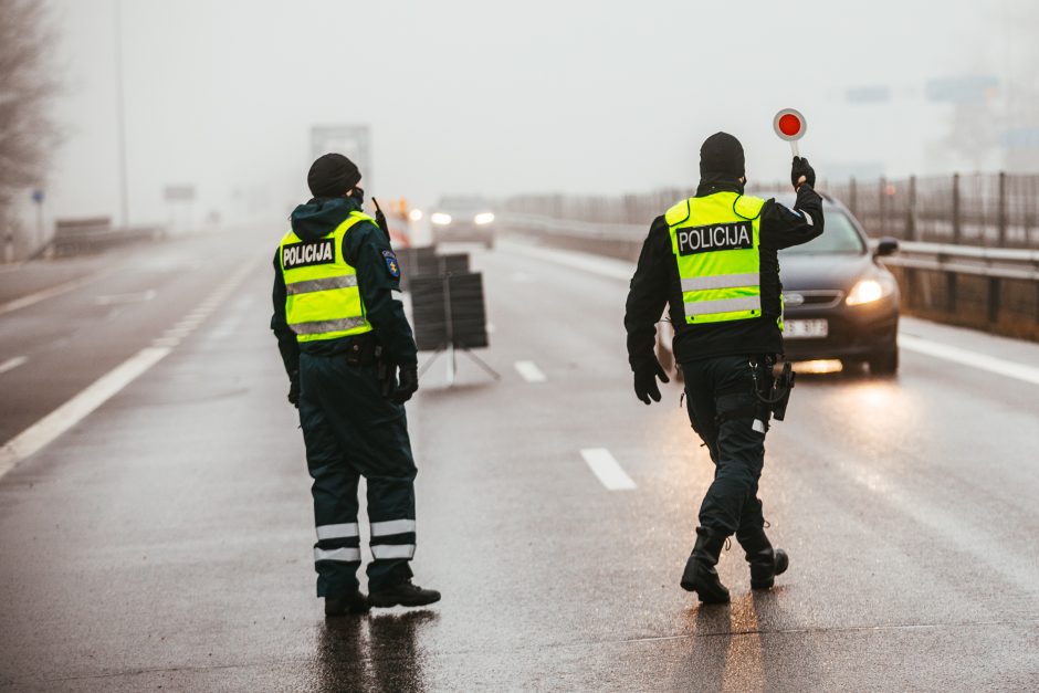 Policija pradėjo masinę judėjimo kontrolę: dauguma žmonių pasiruošę dokumentus