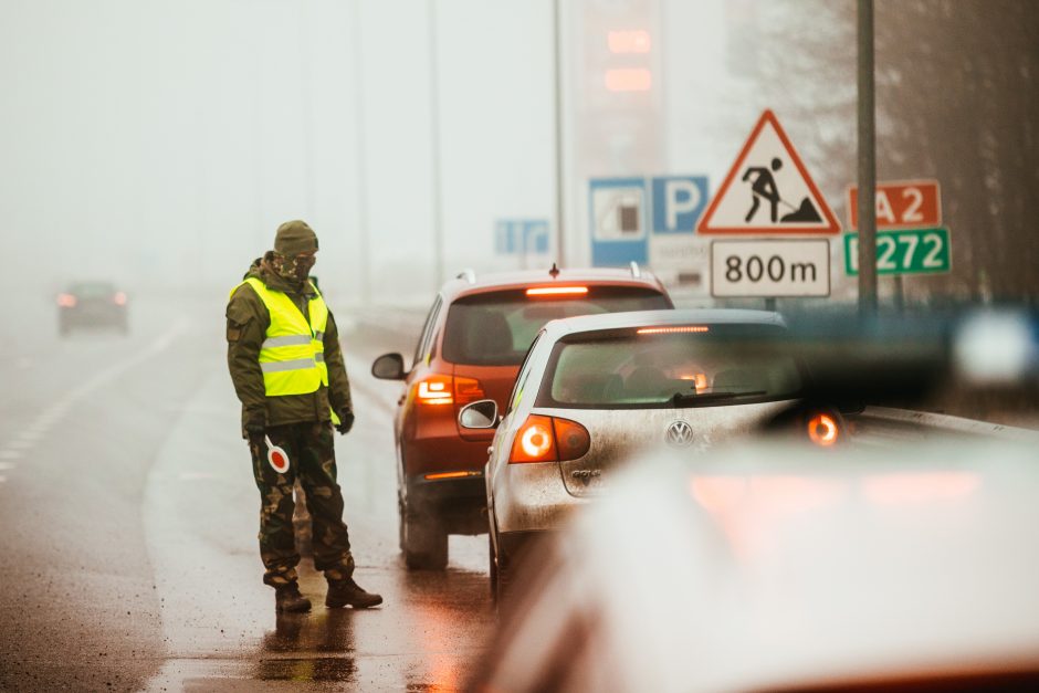 Policija pradėjo masinę judėjimo kontrolę: dauguma žmonių pasiruošę dokumentus