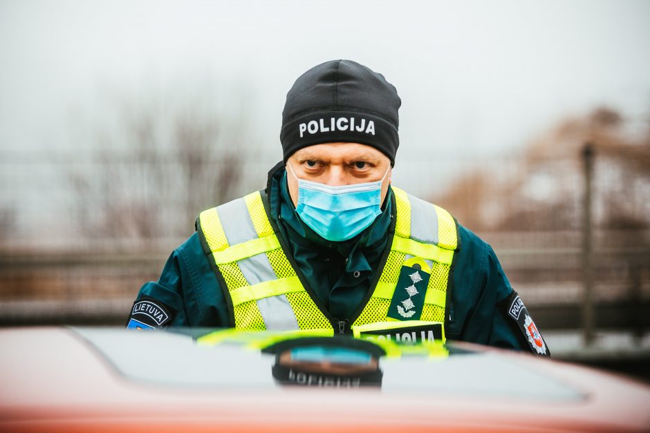 Policija pradėjo masinę judėjimo kontrolę: dauguma žmonių pasiruošę dokumentus