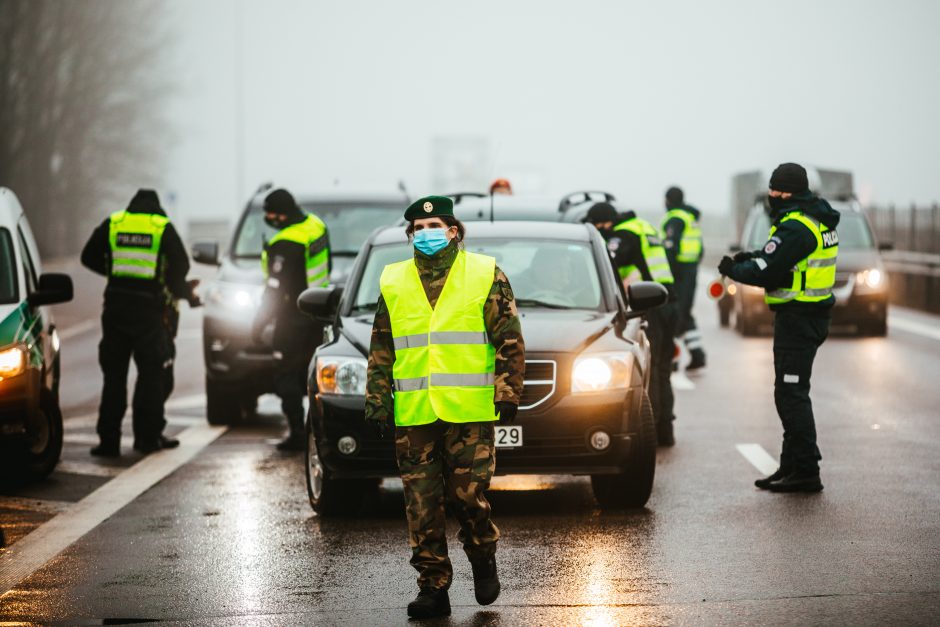 Policija pradėjo masinę judėjimo kontrolę: dauguma žmonių pasiruošę dokumentus