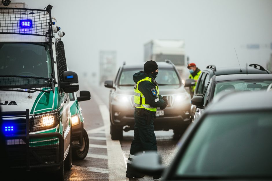 Policija pradėjo masinę judėjimo kontrolę: dauguma žmonių pasiruošę dokumentus