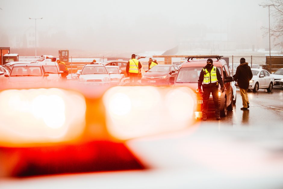 Policija pradėjo masinę judėjimo kontrolę: dauguma žmonių pasiruošę dokumentus