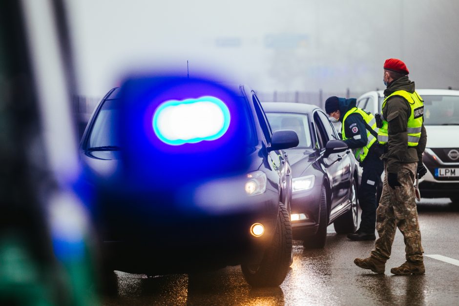 Policija pradėjo masinę judėjimo kontrolę: dauguma žmonių pasiruošę dokumentus