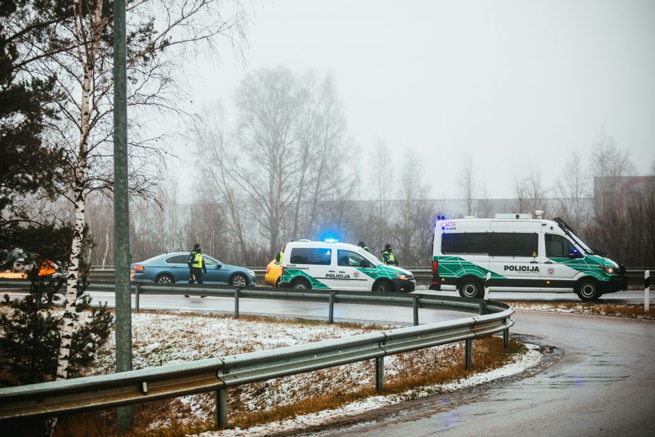 Policija pradėjo masinę judėjimo kontrolę: dauguma žmonių pasiruošę dokumentus