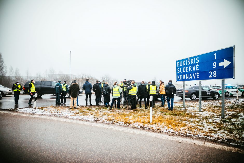 Policija pradėjo masinę judėjimo kontrolę: dauguma žmonių pasiruošę dokumentus