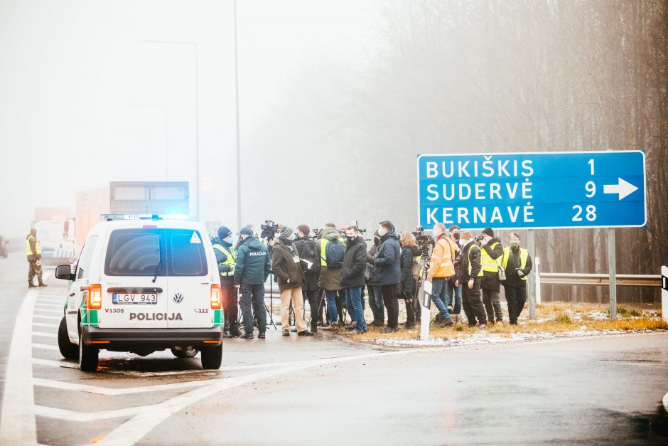 Policija pradėjo masinę judėjimo kontrolę: dauguma žmonių pasiruošę dokumentus