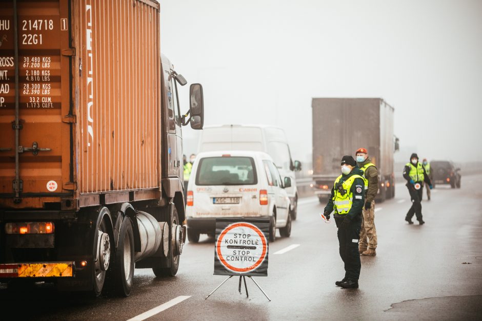 Policija pradėjo masinę judėjimo kontrolę: dauguma žmonių pasiruošę dokumentus