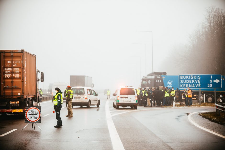 Policija pradėjo masinę judėjimo kontrolę: dauguma žmonių pasiruošę dokumentus