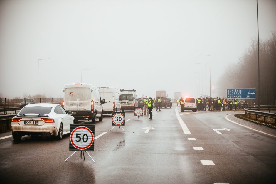 Policija pradėjo masinę judėjimo kontrolę: dauguma žmonių pasiruošę dokumentus