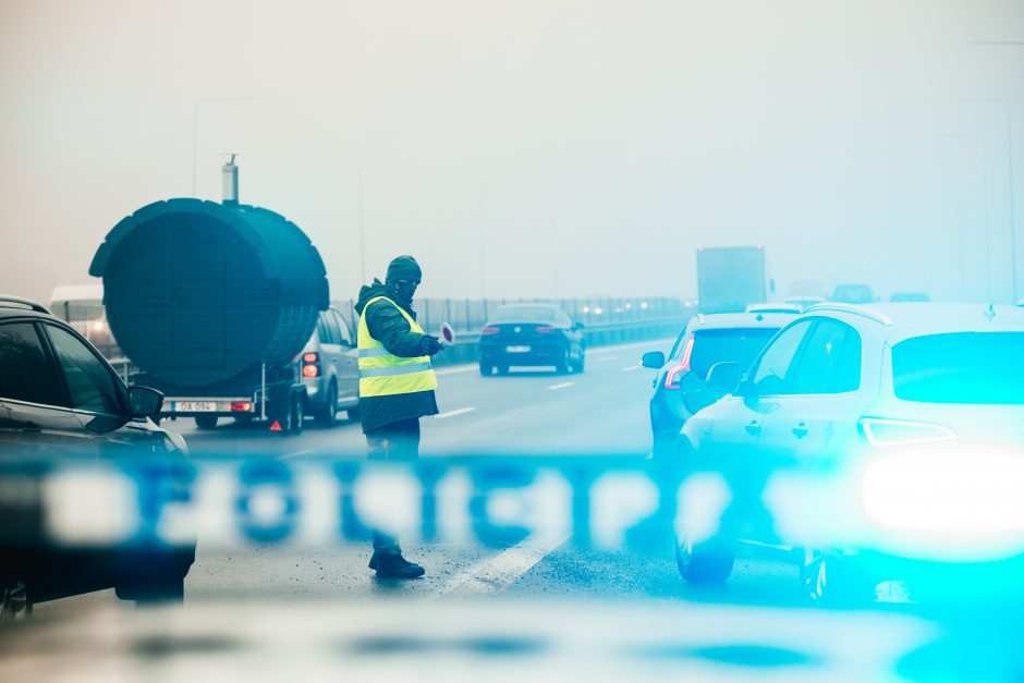 Policija pradėjo masinę judėjimo kontrolę: dauguma žmonių pasiruošę dokumentus