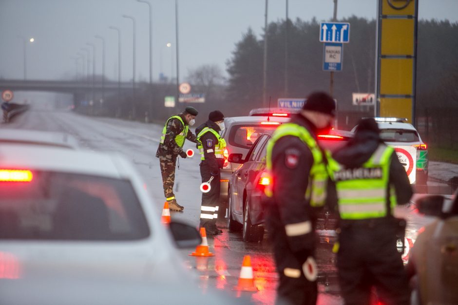 Pirmąją Kalėdų dieną policija patikros postuose apgręžė daugiau nei 3,3 tūkst. automobilių