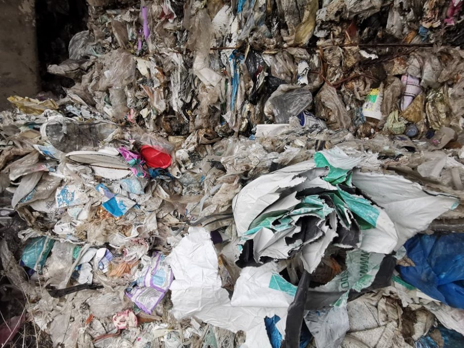 Dėl sudegusio plastiko įmonė turės atlyginti beveik 20 tūkst. eurų žalą aplinkai