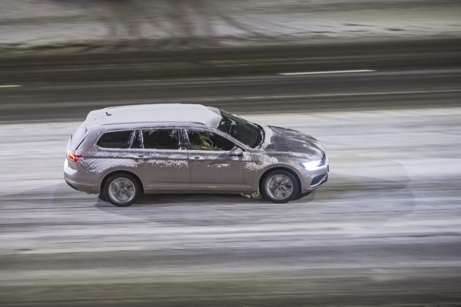 Lietuvoje eismo sąlygas sunkina pustymas, naktį daug kur numatomi krituliai