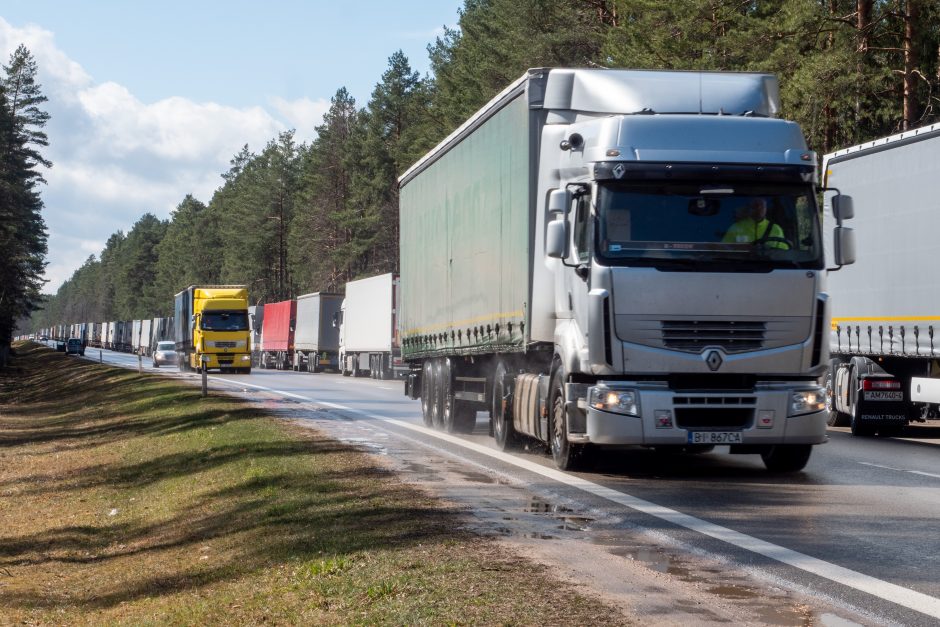 Muitinė: į eilę spėję rusų ir baltarusių vilkikai galės išvykti ir po balandžio 16-osios