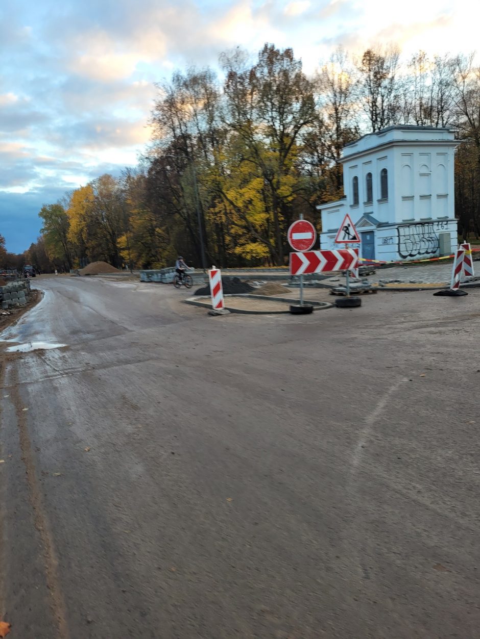 Pėstieji tapo šaligatvių remonto įkaitais: vienintelė išeitis – eiti judria gatve