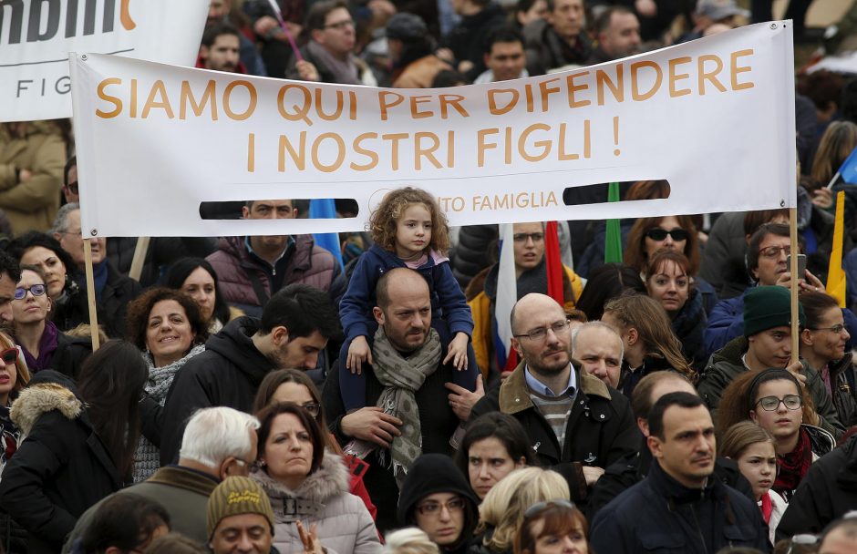 Tūkstančiai italų protestuoja prieš gėjų vedybas