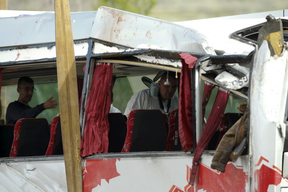 Indijoje sudužus artistus vežusiam autobusui žuvo 27 žmonės