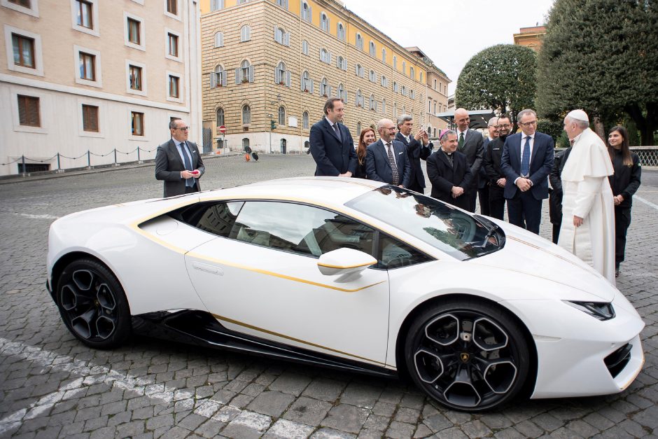 Popiežiaus „Lamborghini“ aukcione parduotas už beveik 900 tūkst. eurų