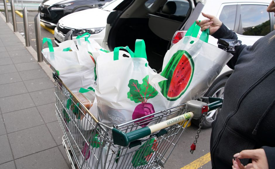 Už plastiko maišelių dalinimą veltui siūlomos baudos