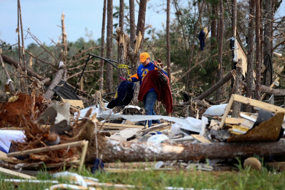 Alabamoje tęsiamos per pražūtingus tornadus dingusių žmonių paieškos