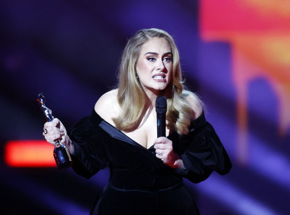 Adele gavo tris „Brit Awards“, apdovanojimams atsisveikinus su atskiromis lyčių kategorijomis