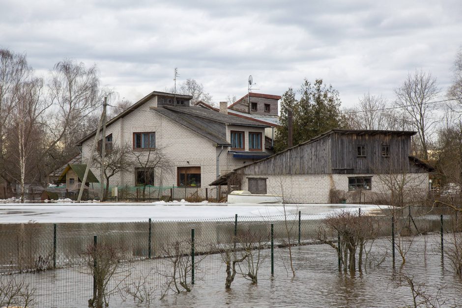 Latvijos Jekabpilio mieste iš užlietų namų išgelbėti penki žmonės